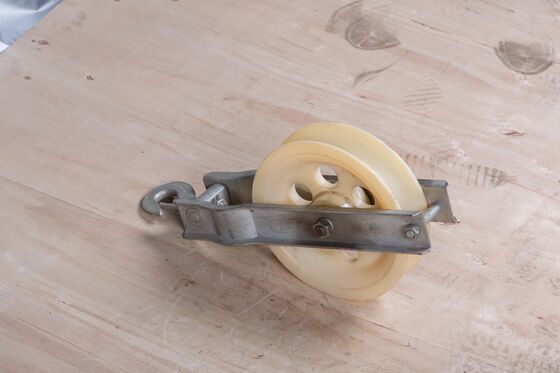 kopen Hooke Type Cable Roller Stringing Pulley with 15KN Rated Load 200*60 Nylon Wheel for Overhead Cable Pulling online manufacture