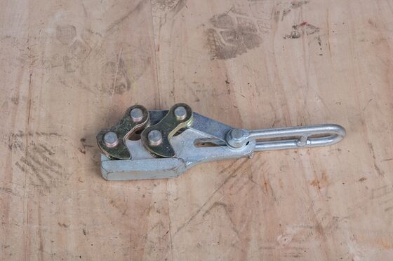 kopen Durable Earth Wire Tensioning Clamp for 50-70mm² with 20-30 kN Load Capacity and Quick Cam-Locking online manufacture