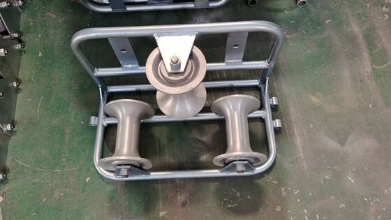 kopen 10 kN zware gegalvaniseerde aluminium driehoekige kabelgeleiderroller voor gladde kabelinstallatie online manufacture